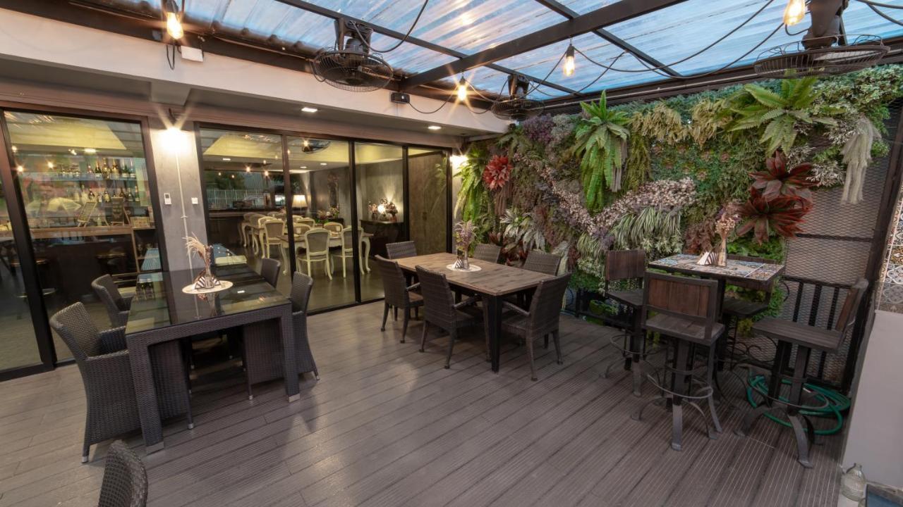 Frankie'S Inn Jomtien Exterior foto